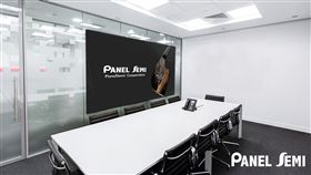 ▲方略電子在Touch Taiwan 2022展出世界首創的110吋lexible AM Mini LED顯示科技，也適用在會議室場景中。（圖／業者提供）