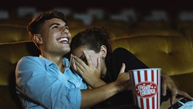 不少人約會喜歡看恐怖片，覺得有機會可以肢體接觸。（圖／業者提供）