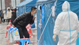 中國式防疫眉角多  政策放寬難一步到位近日中國多地疫情反彈，持續以嚴格措施防堵病毒傳播。觀察顯示，中國逐步為「與病毒共存」做準備，但還沒準備好放寬防疫。圖為吉林省長春市正在展開新一輪全員核酸檢測。（中新社提供）中央社 111年3月13日