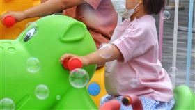 疫情延燒  北市兒童新樂園人潮減少國內COVID-19疫情延燒，儘管適逢週末假日，台北市兒童新樂園入園人數仍明顯減少。圖為孩童戴口罩在園區遊玩。中央社記者王飛華攝  111年4月16日