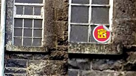 超自然調查小組在窗邊拍到恐怖鬼臉。（圖／翻攝自愛爾蘭超自然調查小組臉書）