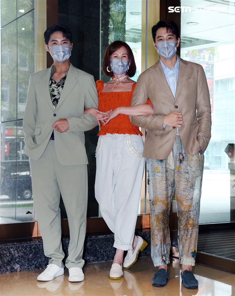 「親愛的亞當」男主角胡宇威、周丹薇、李運慶劇中母子檔團聚。（記者邱榮吉/攝影）