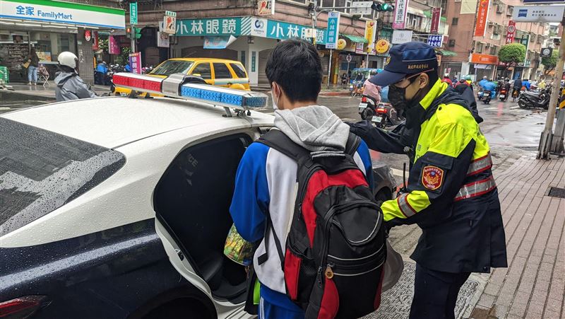 運將出包載錯學校　讓高中生向警求援