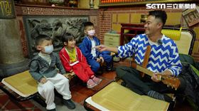 主持人柯大堡作為神明的房客住在廟裡，碰上三位可愛小訪客