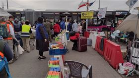 烏克蘭難民湧入波蘭小鎮梅狄卡再轉往其他城市波蘭小鎮梅狄卡緊鄰烏克蘭，每天都有許多難民湧入，再搭車轉往其他地方接受安置或投靠親友。（王楠穎提供）中央社  111年4月9日