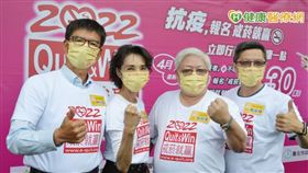左起知名大車隊集團董事長林村田、董氏基金會終身義工陳淑麗、衛生福利部國民健康署署長吳昭軍、知名大車隊集團總經理楊榮輝，4月19日以行動響應「2022戒菸就贏比賽」。