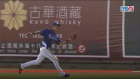 ▲悍將外野手于森旭5局下演出五星守備美技。（圖／擷取自CPBL TV）