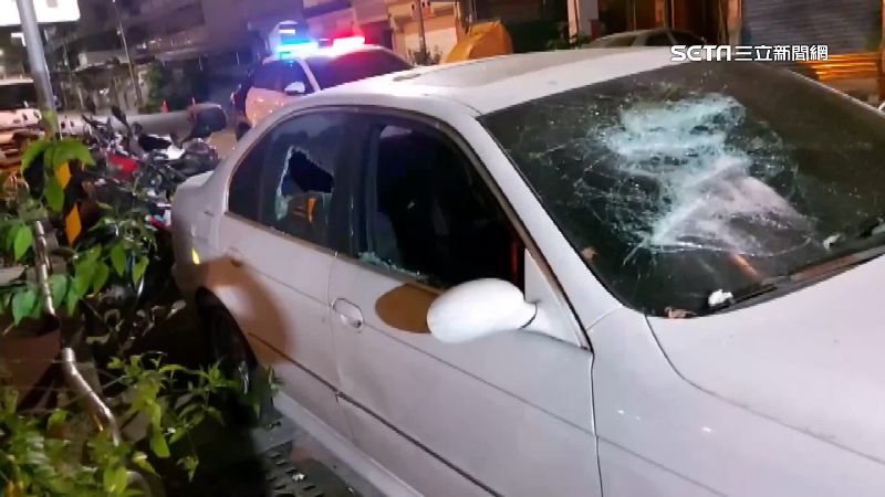 車停路邊遭破窗！駕駛車內一臉錯愕