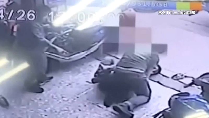為數千元翻臉！2男街頭上演全武行