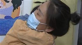 女嬰遭遺棄！無血緣保母當媽帶大她（圖／翻攝自小莉幫忙微博）