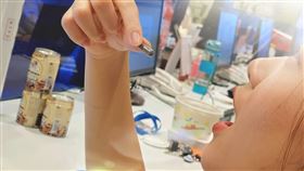 膠囊,藥丸,吞藥,喝水
李鴻典攝／資料照