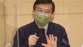 台鐵五一不加班  交通部應變計劃（1）交通部22日在台北舉行「台鐵工會五一勞動節不加班，交通應變計畫」記者會，交通部長王國材（圖）首先對不加班造成列車停駛表達歉意。中央社記者吳家昇攝  111年4月22日