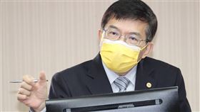 王國材立院交通委員會備詢立法院交通委員會11日邀請交通部長王國材就「疫情下觀光旅遊發展防疫作為及國旅券後續規劃情形」進行專題報告，並備質詢。中央社記者張皓安攝  111年4月11日