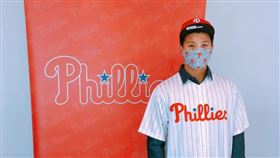 ▲費城費城人簽約李灝宇，代表簽約為球探王金勇。（圖／費城費城人球團提供）