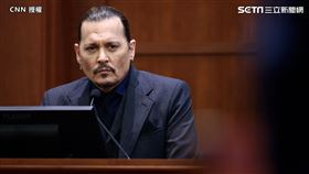 強尼戴普不時露出逗趣表情，淘氣地回嘴對方律師。（圖／CNN 授權）