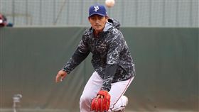 林子偉持續等待旅外機會（1）28歲棒球野手林子偉持續等待旅外機會，經紀公司23日幫林子偉安排測試賽，以實戰投打形式進行，中職球探、美職球隊在台球探，包括紅人隊、教士隊、光芒隊、費城人等隊都有到場。圖為林子偉111年2月21日與中職統一獅隊在高雄進行守備練習。中央社記者張新偉攝  111年2月23日