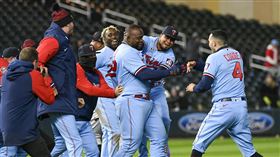 ▲雙城敲出再見安打，戲劇性擊敗老虎。（圖／美聯社／達志影像）