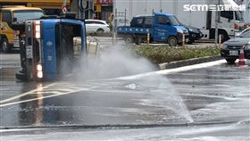 新／苗栗硫酸貨車翻覆　駕駛全身灼傷（圖／翻攝畫面）
