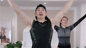 劉耕宏直播健身。（圖／翻攝自微博）