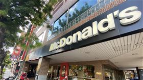 麥當勞全台暫停內用國內武漢肺炎（2019冠狀病毒疾病，COVID-19）疫情升溫，全台也進入三級警戒，台灣麥當勞19日宣布，下午5時起至28日，全台麥當勞餐廳，暫停餐廳內用服務及洗手間使用，感謝顧客配合，並請多加利用外帶、得來速與歡樂送服務。中央社記者董俊志攝  110年5月19日