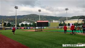 ▲職員快篩陽性，味全龍天母比賽臨時取消，賽前正常練球。（圖／記者蕭保祥攝影）