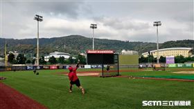 ▲職員快篩陽性，味全龍天母比賽臨時取消，賽前正常練球。（圖／記者蕭保祥攝影）