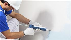 若是家中有滲漏水情況，可找專業廠商來勘估。(圖/信義居家)