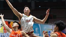 SBL台銀輕取璞園  8連勝到手超級籃球聯賽（SBL）台灣銀行20日出戰桃園璞園建築，台銀6人得分雙位數，蘇士軒（中）貢獻15分，率隊以96比70奪下勝利，將連勝場次推進至8場。（中華民國籃球協會提供）中央社記者黃巧雯傳真  111年1月20日