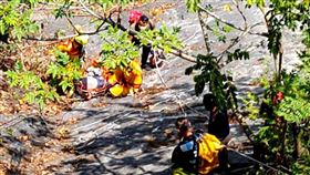 一名19歲的女子騎機車行駛於台24線，過彎時自摔後掉落邊坡，造成多處擦傷。（圖／翻攝自畫面）