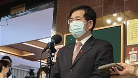 台鐵5/1若停駛  潘文忠：最高規格協助考生台鐵5月1日全面停駛，技專統一入學測驗受影響；教育部長潘文忠（右）27日在立法院受訪表示，已請學校全面調查，考生若無替代方案，需用遊覽車、計程車接送，所需費用教育部會以最高規格協助考生。中央社記者陳至中台北攝  111年4月27日