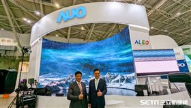 友達攻元宇宙！飛行模擬艙、智慧行動辦公艙超夯　當場秒殺。圖為友達董事長彭双浪（左）和總經理柯富仁（右）。（圖／記者戴玉翔攝影）