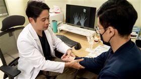 復健科醫師侯鐘堡表示，疫情期間居家辦公導致「滑鼠手」患者增加，未積極治療恐導致頸椎神經加速退化。（圖／侯鐘堡提供）