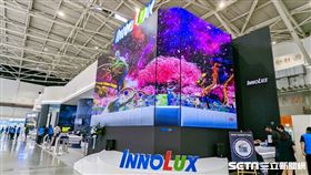 獨家首發！群創開啟元宇宙新紀元　大尺寸「浮空影像」亮相。群創光電董事長暨執行長洪進揚（圖左）與總經理楊柱祥（圖右）今（27）日出席科技產業年度盛事「Touch Taiwan 2022智慧顯示展覽會」。（圖／記者戴玉翔攝影）