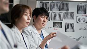 《空氣殺人》金相慶（右）在片中飾演事件受害者家屬，決心要為家人討回公道。（圖／采昌提供）