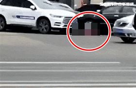 悚！女倒車輾死老婦　一查死者是她媽（圖／翻攝微博）