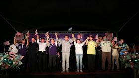 ▲英系戰將一起在中和福和宮廣場為市議員參選人張嘉玲站台（圖／相關單位提供）