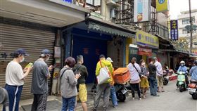 「快篩實名制」今正式上路，不過一早不少藥局外都有排隊潮、並傳出多家藥局都當機。（圖／記者馮珮汶攝影）