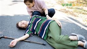 當下症狀輕微時，病人可自行利用糖果、方糖、葡萄糖等補充糖分；症狀嚴重失去意識、昏迷者，照顧者或家人可從牙縫中給予濃糖水、蜂蜜、果糖等，讓他慢慢吸收，不要一口氣灌進去。