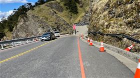 合歡山杜鵑花季，交通錐壓爛，員警取締，違停（圖／翻攝自公路總局第二區養工處臉書）