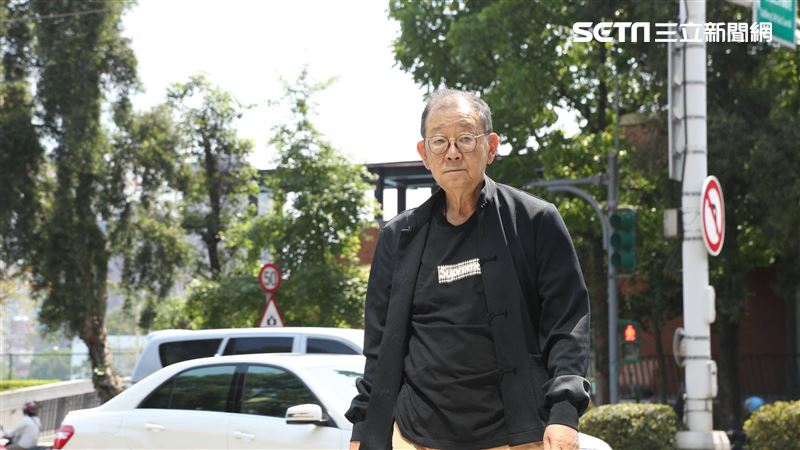 王馨平送別父親王羽　邱復生沒戴口罩