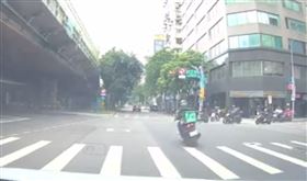 外送員　闖紅燈　（圖／翻攝自爆料公社）