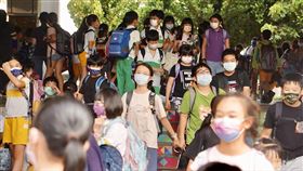 國內兒童疫苗預計5月開打（1）衛生福利部傳染病防治諮詢會預防接種組（ACIP）20日已同意施打COVID-19兒童疫苗，最快5月初將正式開打；專家同意6-11歲兒童開放疫苗施打半劑型，2劑間隔期延長至12週。圖為高雄市苓雅區某國小21日放學時間，學童背著書包魚貫走出。中央社記者董俊志攝  111年4月21日