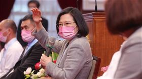 蔡英文接見「111年全國模範勞工、全國模範移工及其眷屬」（圖／總統府提供）