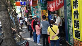 天氣炎熱  民眾排隊等候購買快篩試劑COVID-19（2019冠狀病毒疾病）疫情升溫，快篩試劑需求增，家用快篩試劑實名制28日上路，即使天氣炎熱，上午全國各大藥局陸續有民眾開始排隊，圖為28日上午台北市萬華區一間藥局，民眾排隊等候購買家用快篩。中央社記者趙世勳攝  111年4月28日