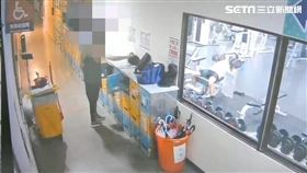 北市黃姓男模在中正運動中心竊取其他會員包包遭逮。（圖／翻攝畫面）