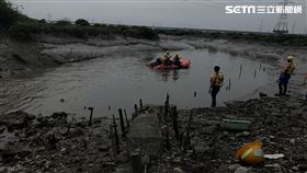 新／台中工人涉水拿便當　卡泥濘溺斃（圖／翻攝畫面）