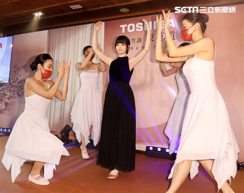 圍棋頂尖高手黑嘉嘉代言空調。（記者邱榮吉/攝影）