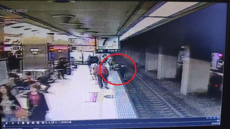 跌落月台怎麼辦？快躲進「救命空間」