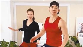 劉畊宏（右）與妻子憑藉健身直播爆紅。（圖／翻攝自抖音）