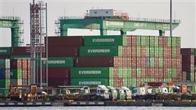 台灣2021年貿易總值居全球第16名（2）台灣2021年進、出口值與貿易總值皆創歷年新高，財政部引述世界貿易組織最新統計指出，台灣去年貿易總值8279億美元，位居全球第16名，是16年來最佳表現。圖為高雄港區貨櫃堆疊。中央社記者董俊志攝  111年4月14日